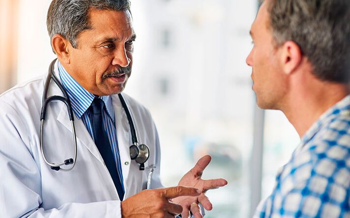 Muž s prostatitídou u urológa