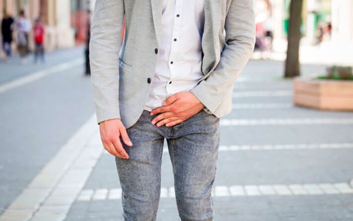 Muž sa obáva nepríjemných príznakov prostatitídy