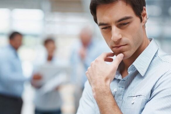 muž premýšľa o liečbe bakteriálnej prostatitídy