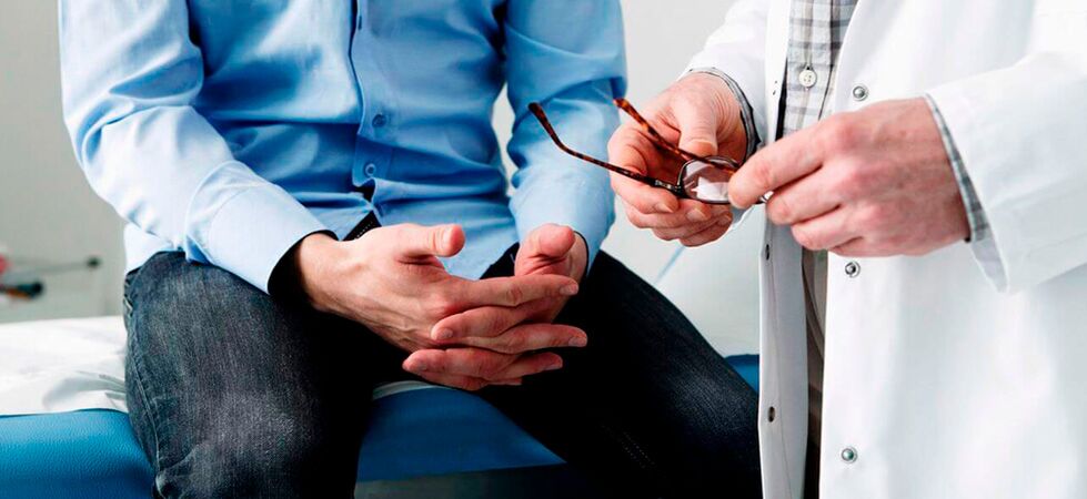 Muž s príznakmi prostatitídy by sa mal poradiť s urológom o liečbe. 